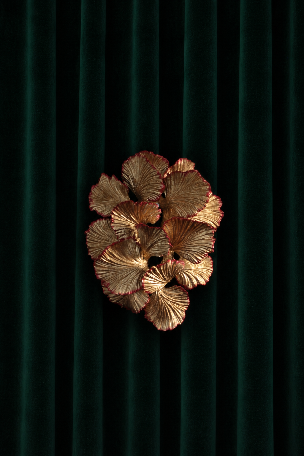 Golden_Chinese_restauran-ceramic_scuplture-Teemu_Salonen-2025